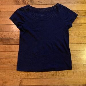 Cotton tee with crochet neckline